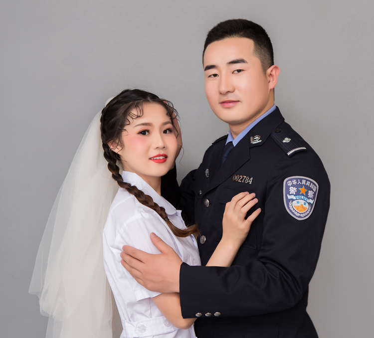 医警伉俪齐上阵 齐心协力战疫情