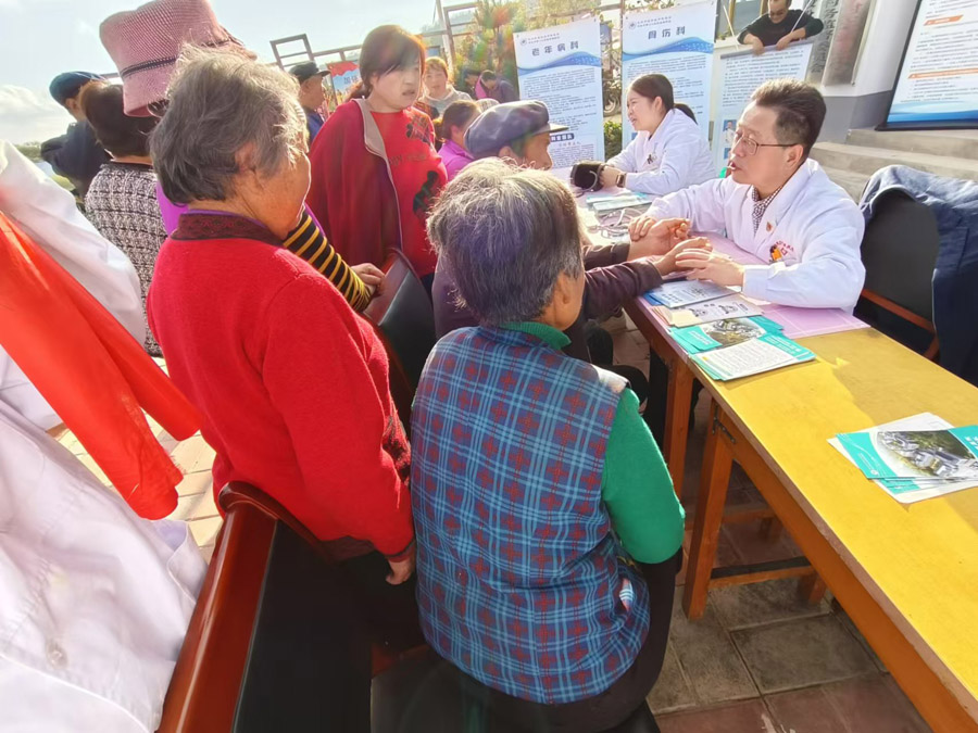 “十个多一点”，麦积区中医医院联合区医保局 开展医保宣传暨暖心义诊活动 第 4 张