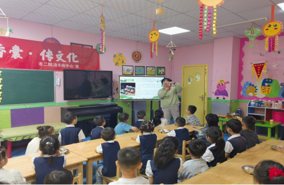 识百草·制香囊·传文化 ——天水市二院走进桥南铁路幼儿园开展端午节香囊手工制作活动 第 2 张