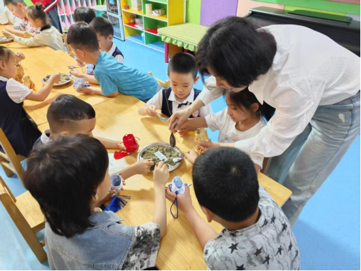 识百草·制香囊·传文化 ——天水市二院走进桥南铁路幼儿园开展端午节香囊手工制作活动 第 4 张