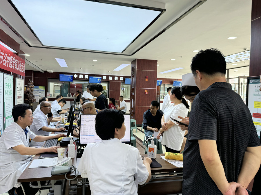 麦积区中医医院开展“夏至送健康，冬病夏治三伏贴” 惠民义诊活动 第 2 张